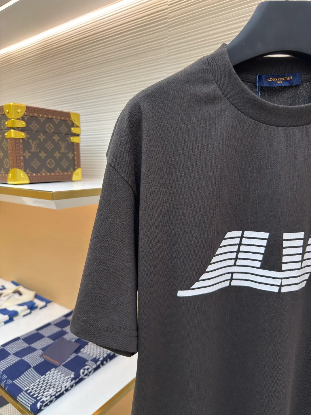 LOUIS VUITTON Contrast color printed short sleeves ●Authentic product: Purchased and developed for 7400 ●Item number: 1680371-X80 ●Fabric: Jingyun brown coffee luxury cotton fabric ●Technology: Glue printing ●Version: Fitted version ●Weight: about 245 grams ●Size: S-M-L-XL ●Description: Customized Jingyun brown coffee cotton fabric, delicate and soft, luxurious and comfortable, with coffee color as the main tone It expresses a strong retro style and is embellished with contrasting printing of the LV logo on the front and back to highlight the brand's mark. Pharrell Williams' ingenuity integrates the iconic fashionable and elegant aesthetics into a low-key and profound travel charm, using glue printing. The chest printing has been modified three times with the film screen. Use glue liquid paint to print the pattern on the fabric. Bake the fabric to fix the printing pattern. The fabrics have been washed to give them a better feel and texture. They are not easy to deform, shrink or fade, and maintain their long-lasting beauty. The overall color is consistent with no color difference. It can be matched with the same style to create a fashionable look, and can be used in various occasions. Customized accessories, complete with three standards, the same style for men and women!